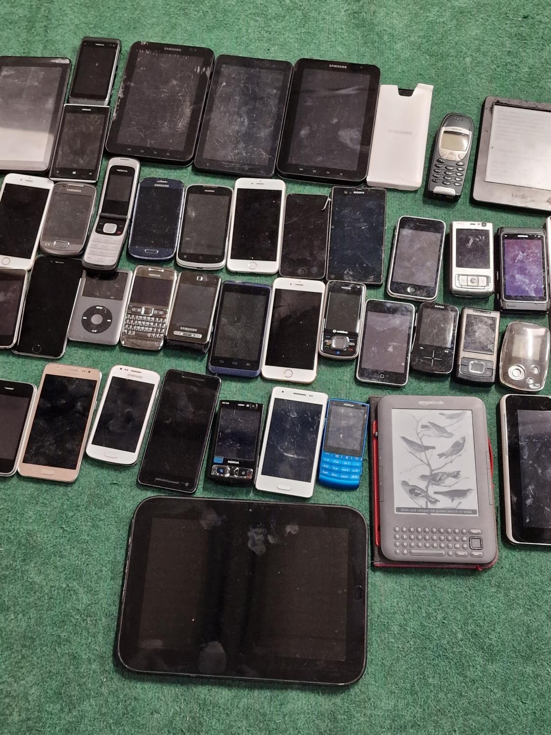 Large collection of smart/mobile phones and tablets. Various makes and models. This lot has not been - Image 3 of 4