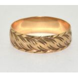 9ct gold embossed wedding band 2.9g size W
