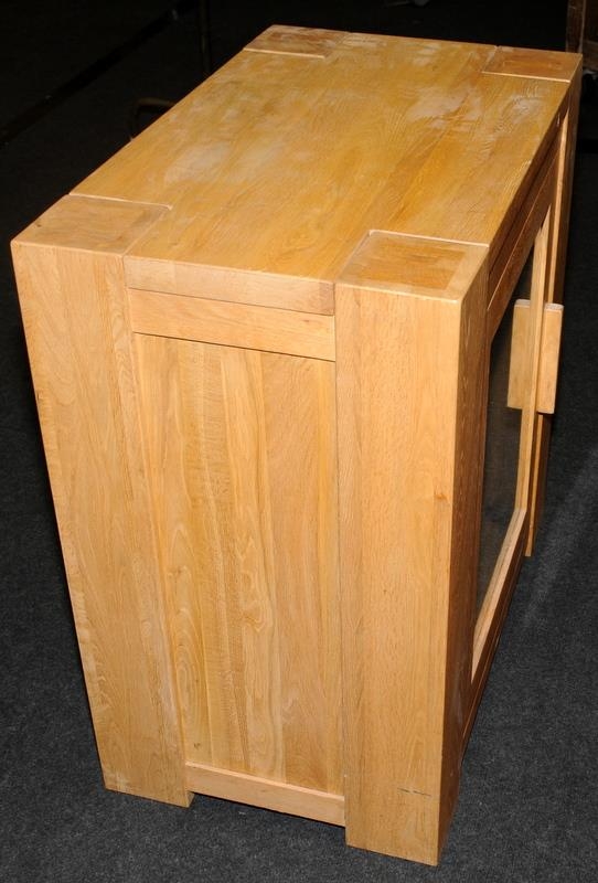 Contemporary solid oak entertainment unit with glazed hinged door including three glass shelves. - Image 3 of 4