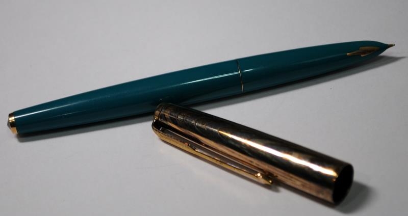 Parker 61 Series 1, Caribbean Green body. Heritage gold/silver cap. Inked but near mint. (ref:NK262) - Image 2 of 3