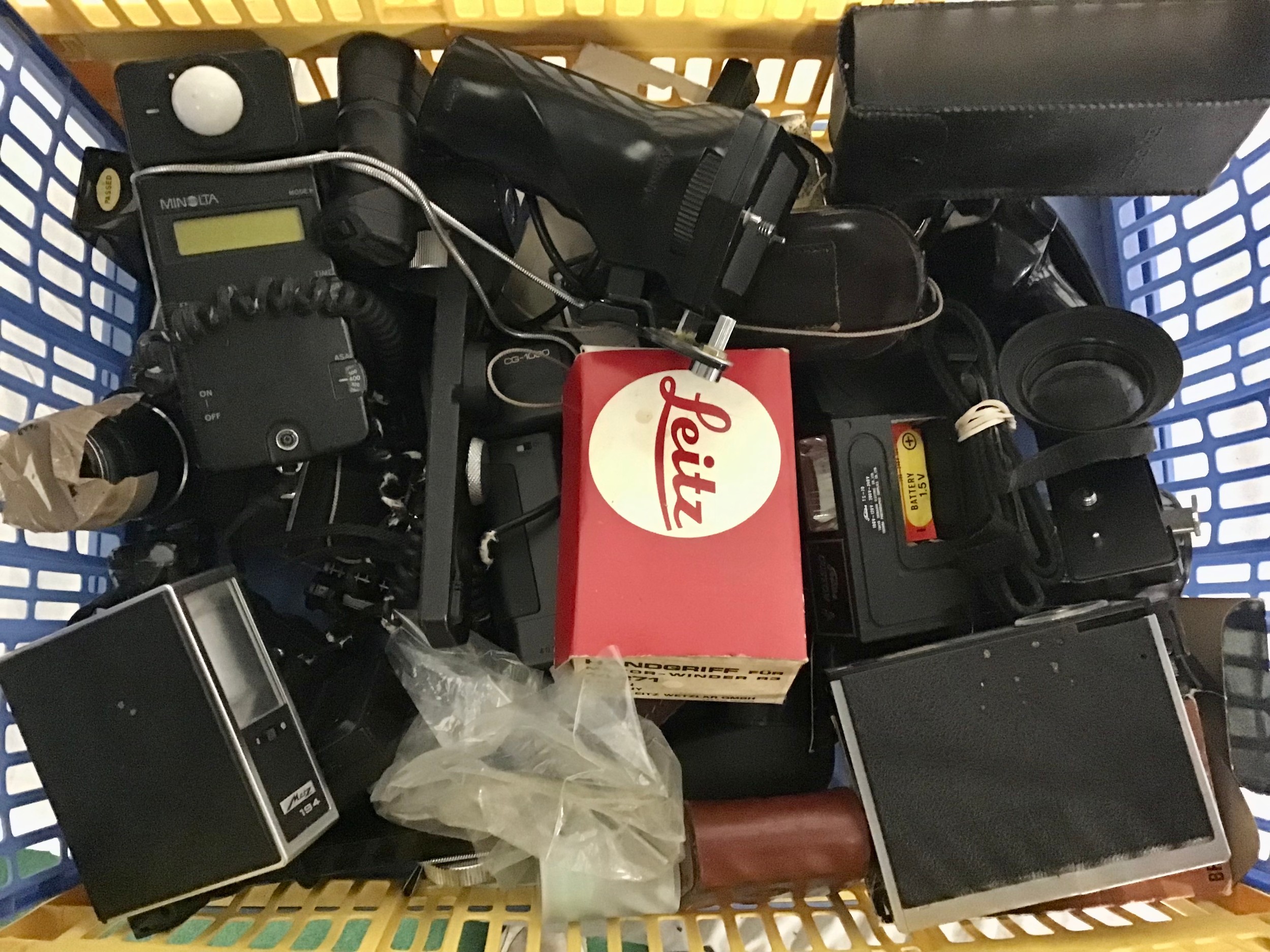 A large crate of vintage photographic accessories and attachments. Some leading brands. Good lot - Image 3 of 3