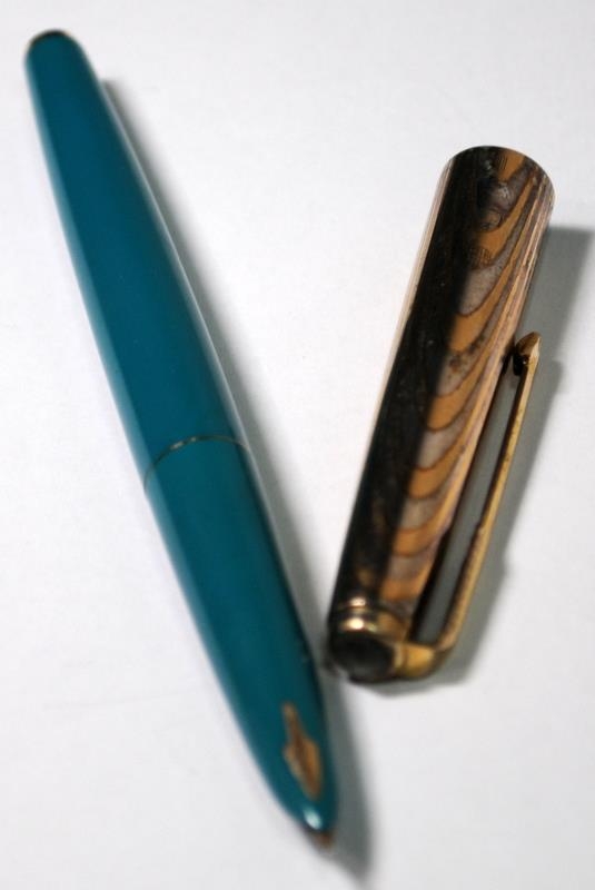 Parker 61 Series 1, Caribbean Green body. Heritage gold/silver cap. Inked but near mint. (ref:NK262) - Image 3 of 3