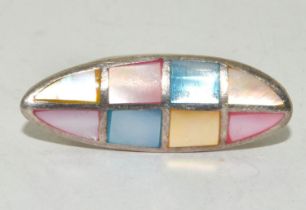 A vintage 925 silver and pastel dyed mother of pearl ring Size N