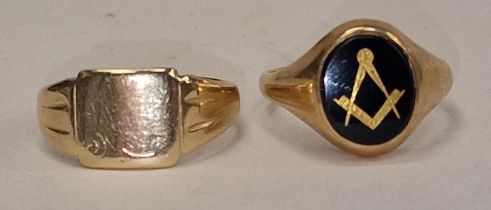 Gent's 9ct gold Masonic ring size S 4g total weight together with another gent's 9ct gold ring