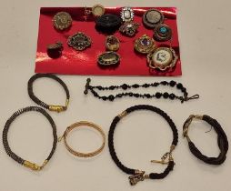 Collection of vintage mourning jewellery (19)