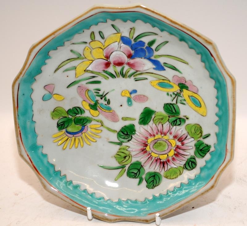 Collection of Chinese Qing and republic porcelain to include a 19C celadon ground famille rose dish, - Bild 6 aus 9