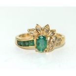 18ct gold ladies diamond and Emerald ring set with swept design size N