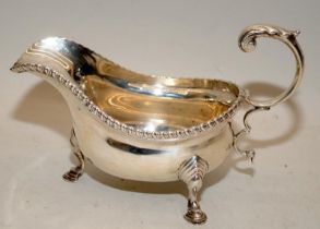 925 silver H/M gravy boat on 3 hooved feet with embossed edge decoration 211g