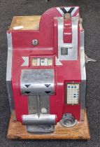 Mills QT Chevron small jackpot on 6d coin working back door keys etc. Good condition.