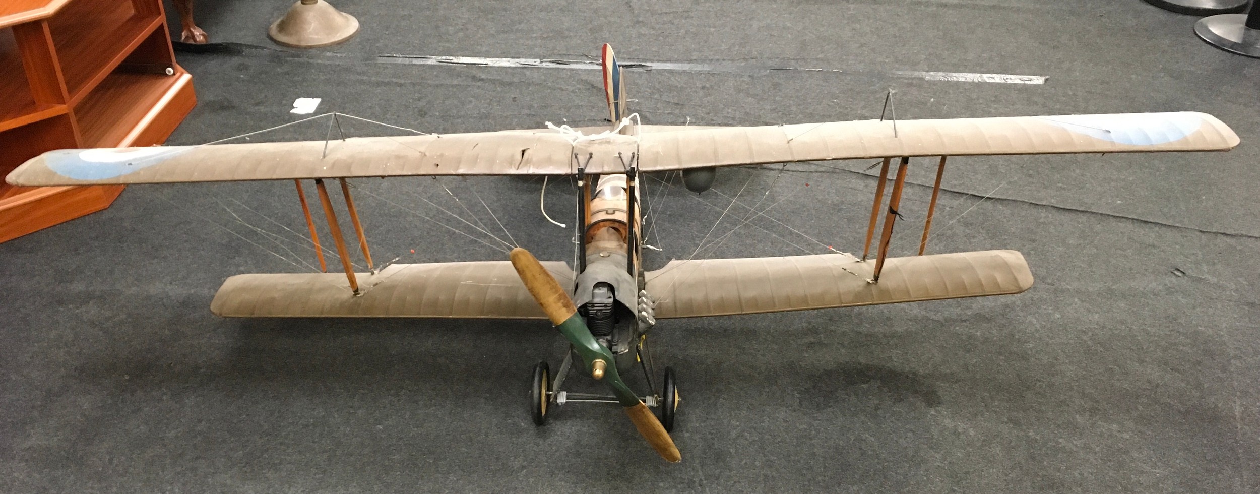 A large model of a WWI British biplane wing span 200cm. Body length 150cm. - Image 2 of 6