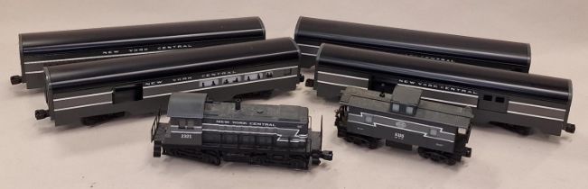 O Gauge railway Locomotive together 4 x Lionell railway carriages and guards brake van all in the