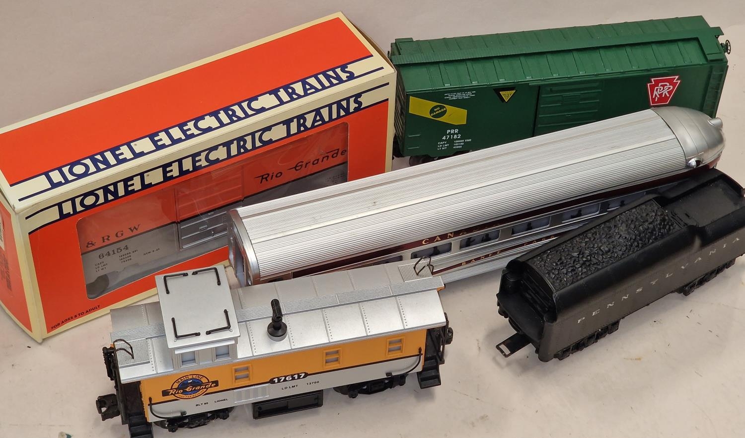 5 x mixed O gauge loose carriages or goods wagons to include boxed as new Lionel Rio Grand caboose - Image 2 of 3
