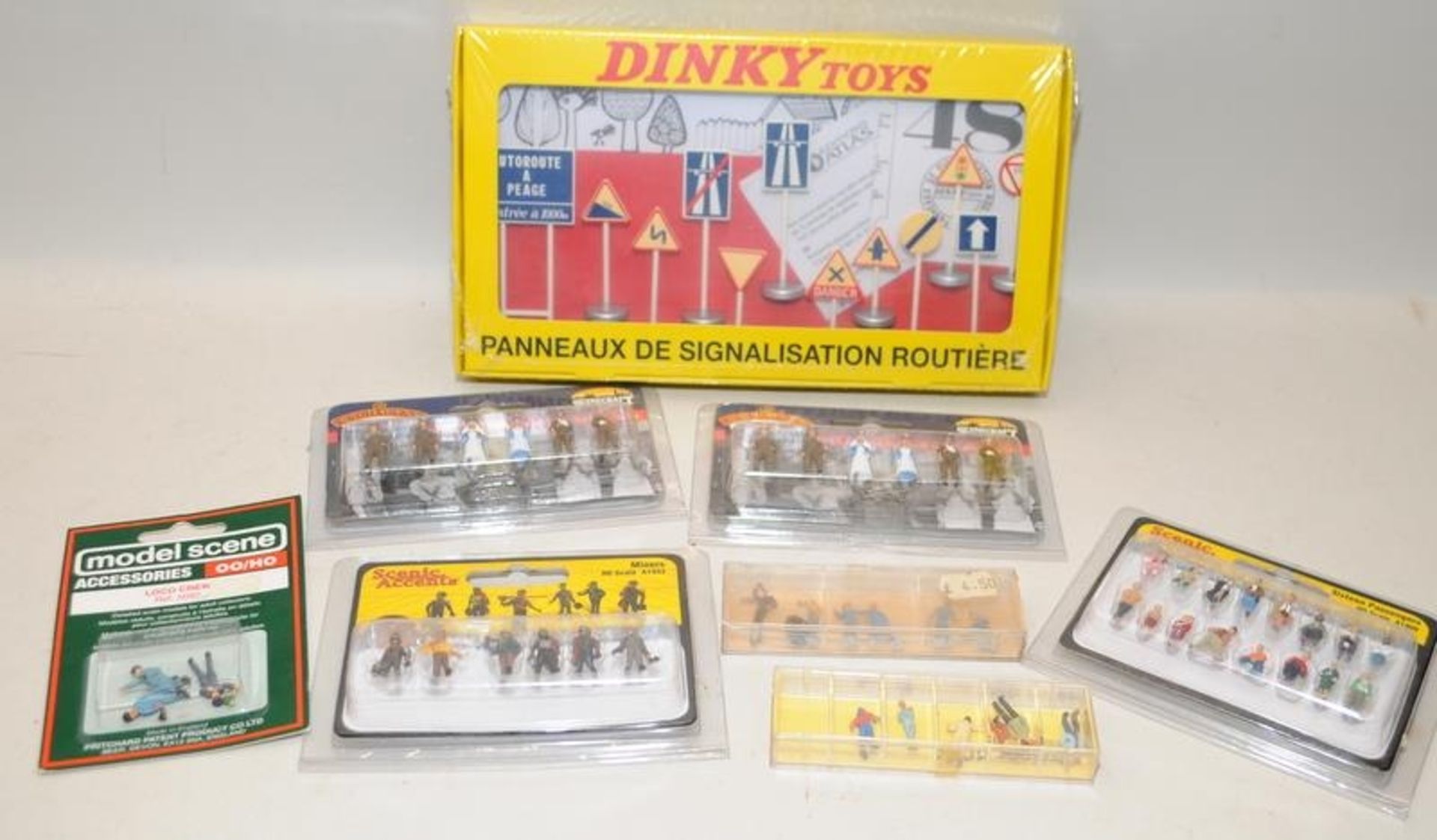 A collection of Hornby and other model railway items to include boxed r6689 Breakdown Crane, Boxed - Image 5 of 6