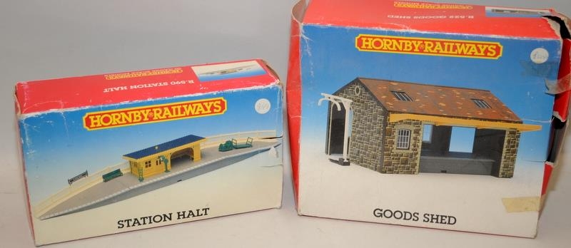 A collection of Hornby and other model railway items to include boxed r6689 Breakdown Crane, Boxed - Image 4 of 6