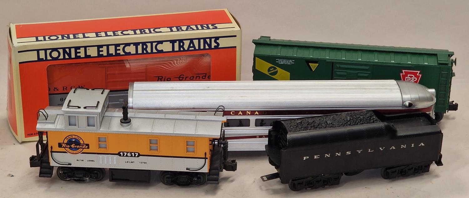 5 x mixed O gauge loose carriages or goods wagons to include boxed as new Lionel Rio Grand caboose