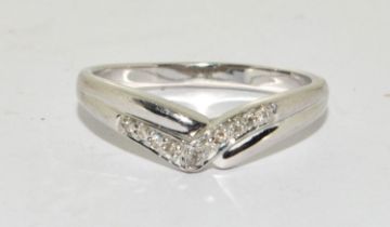 9ct white gold Diamond V ring size L