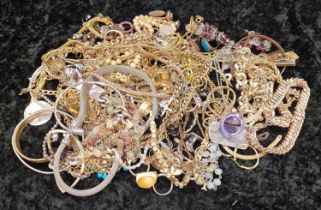 A bag of costume jewellery