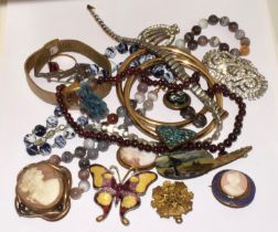 Mixed antique jewellery and collectables.