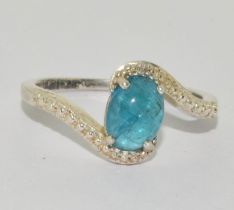 A 925 silver and blue apatite ring, Size Q