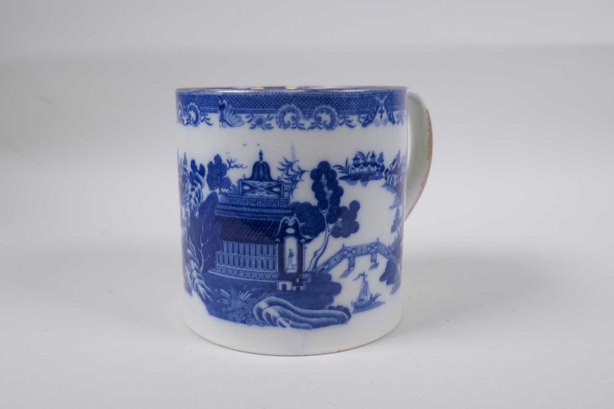 A C19th blue and white pearlware tankard decorated with a Willow style pattern, 13cm high x 13cm - Image 2 of 8