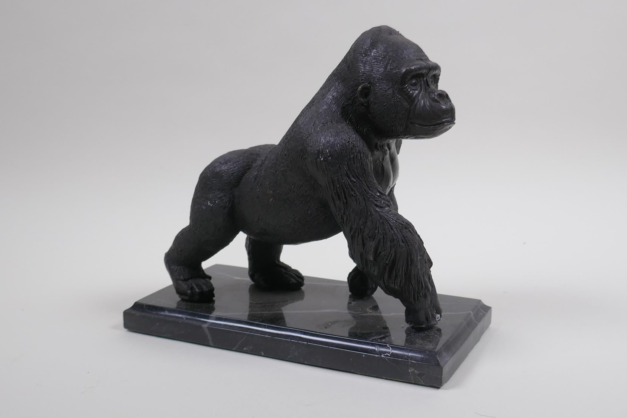 A cast bronze figure of a prowling gorilla, 18cm high - Image 4 of 5