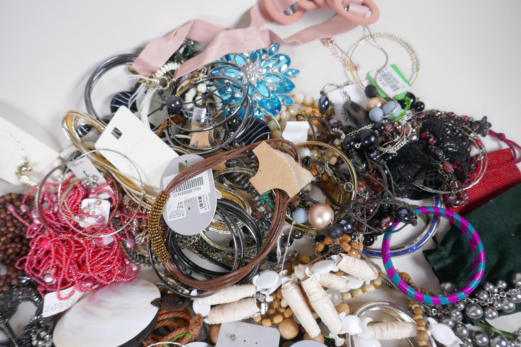 A quantity of costume jewellery including necklaces, bangles, earrings etc - Image 4 of 4