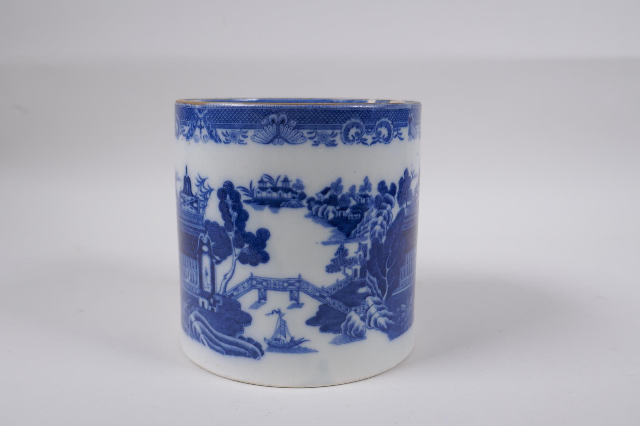 A C19th blue and white pearlware tankard decorated with a Willow style pattern, 13cm high x 13cm - Image 3 of 8