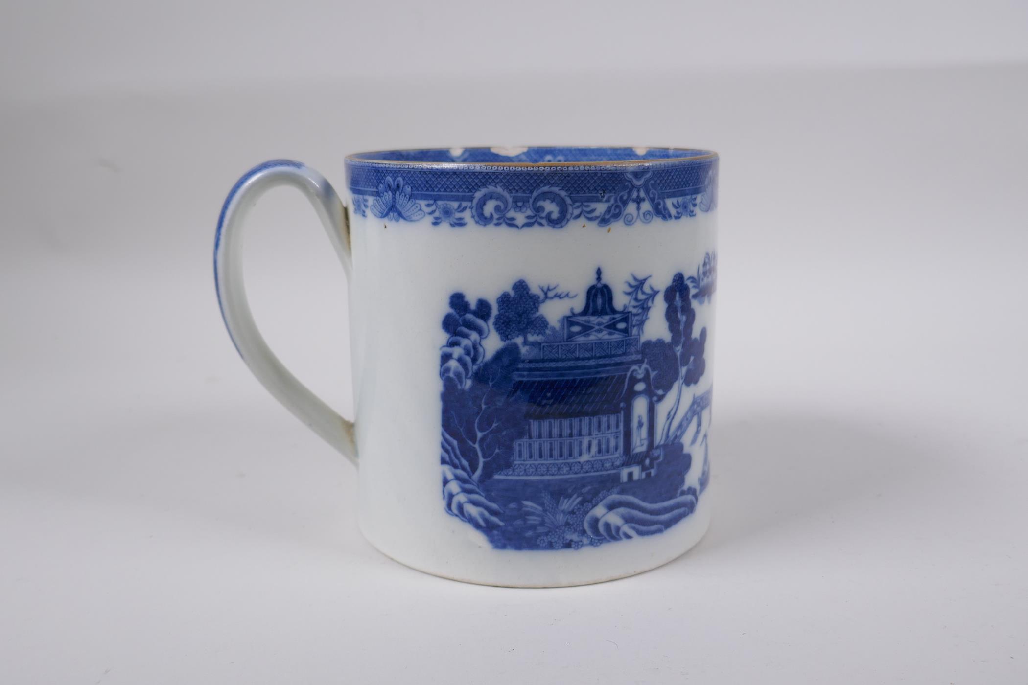 A C19th blue and white pearlware tankard decorated with a Willow style pattern, 13cm high x 13cm - Image 4 of 8