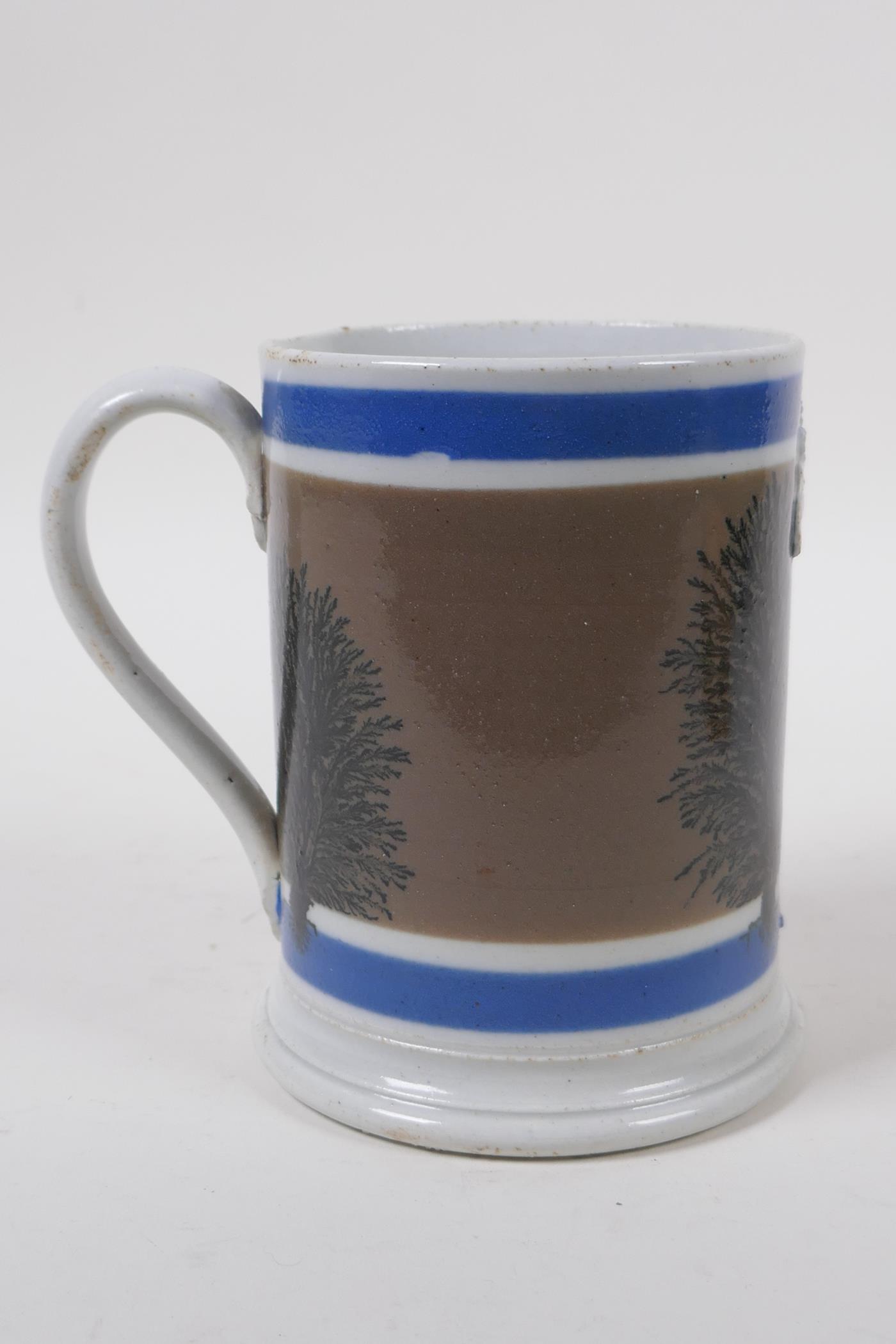 An early Victorian Mocha Ware 'Imperial Pint' tankard with coloured bands and tree designs, 13cm - Image 3 of 5