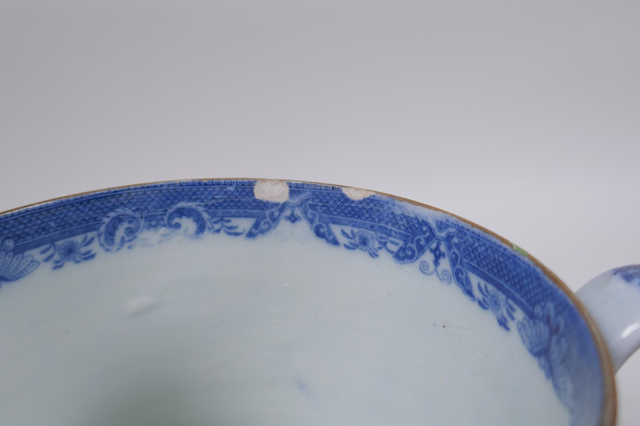 A C19th blue and white pearlware tankard decorated with a Willow style pattern, 13cm high x 13cm - Image 6 of 8