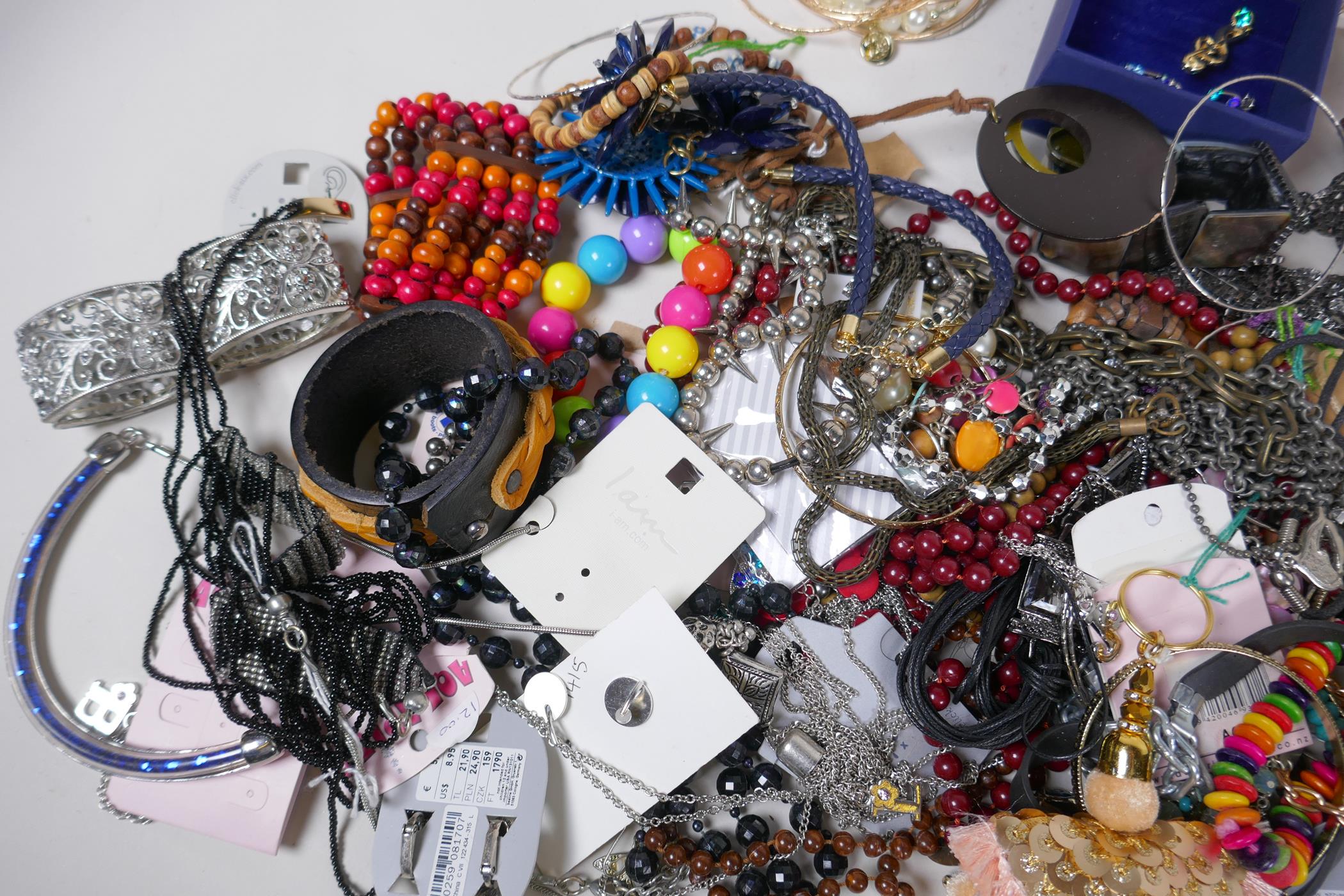 A quantity of costume jewellery including necklaces, bangles, earrings etc - Image 3 of 4