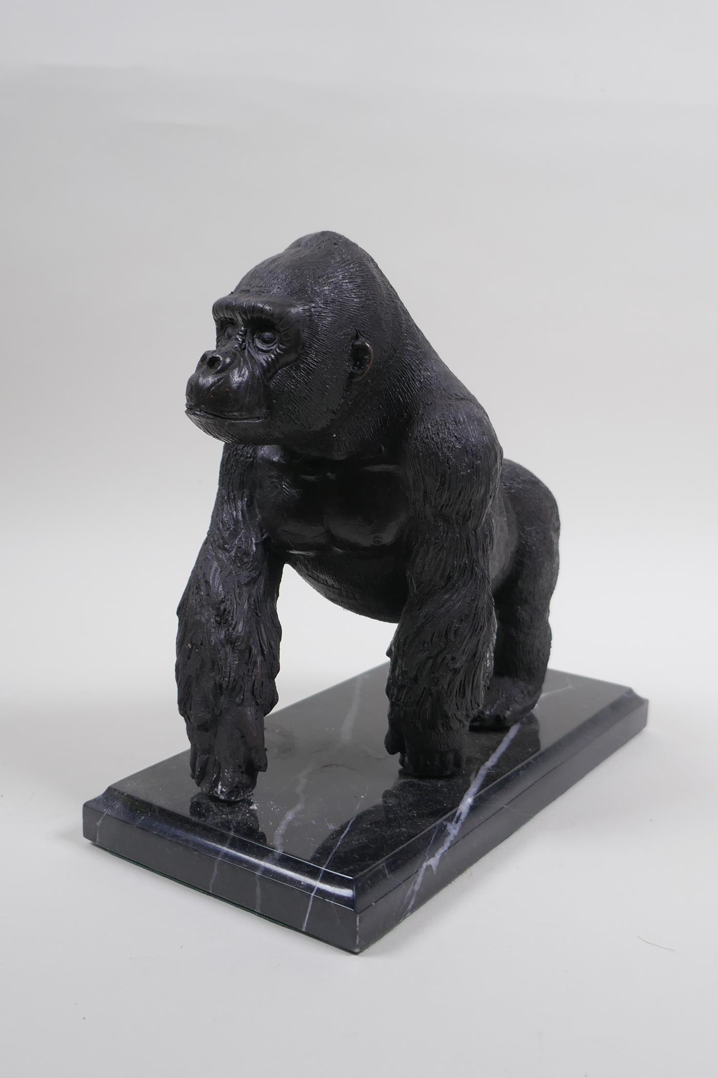 A cast bronze figure of a prowling gorilla, 18cm high - Image 2 of 5