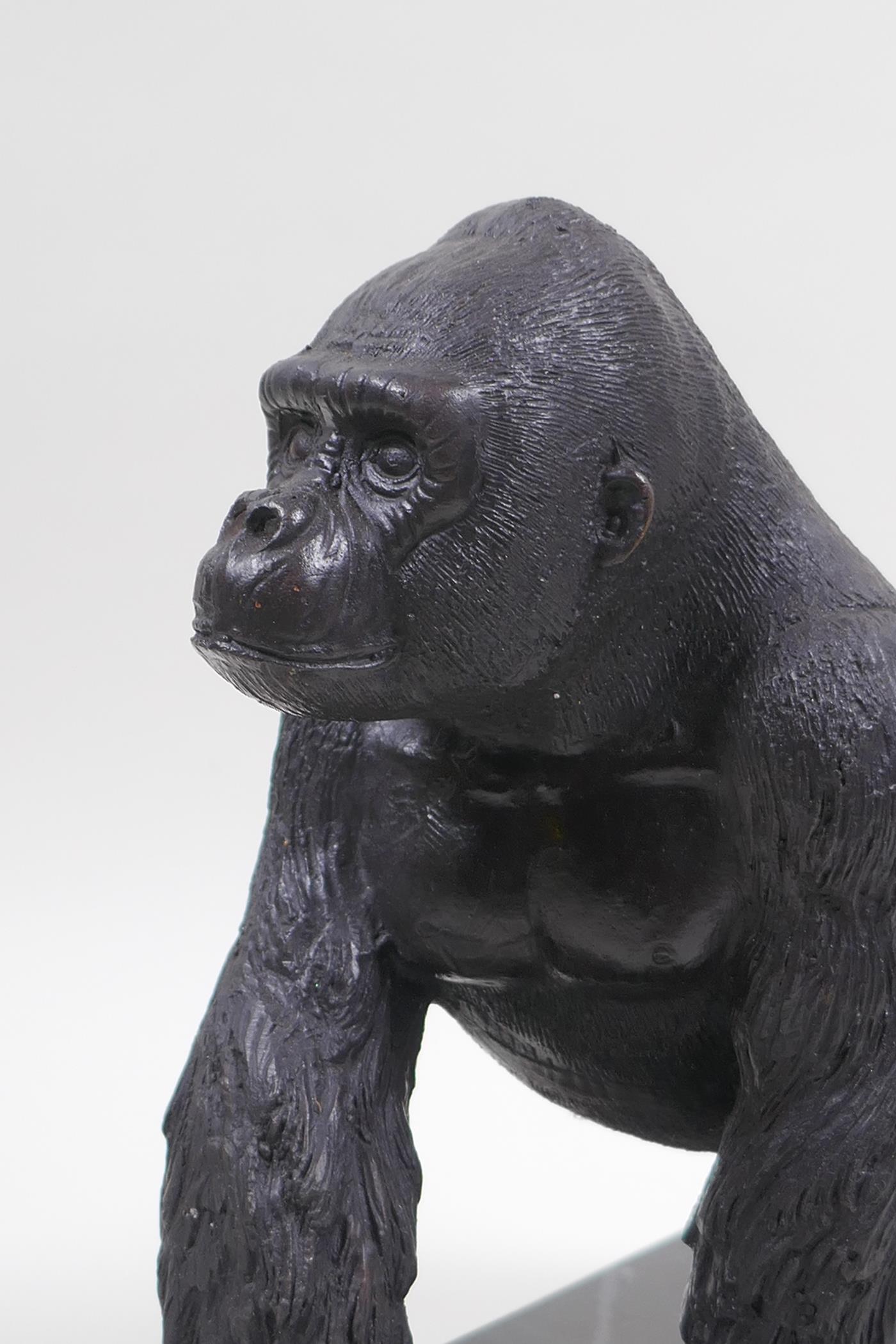 A cast bronze figure of a prowling gorilla, 18cm high - Image 3 of 5