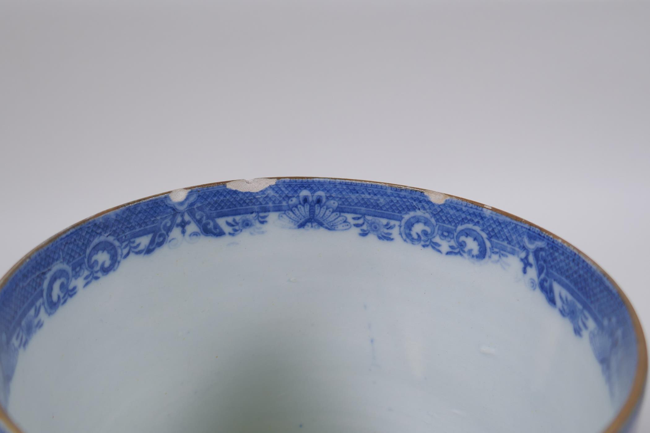 A C19th blue and white pearlware tankard decorated with a Willow style pattern, 13cm high x 13cm - Image 5 of 8
