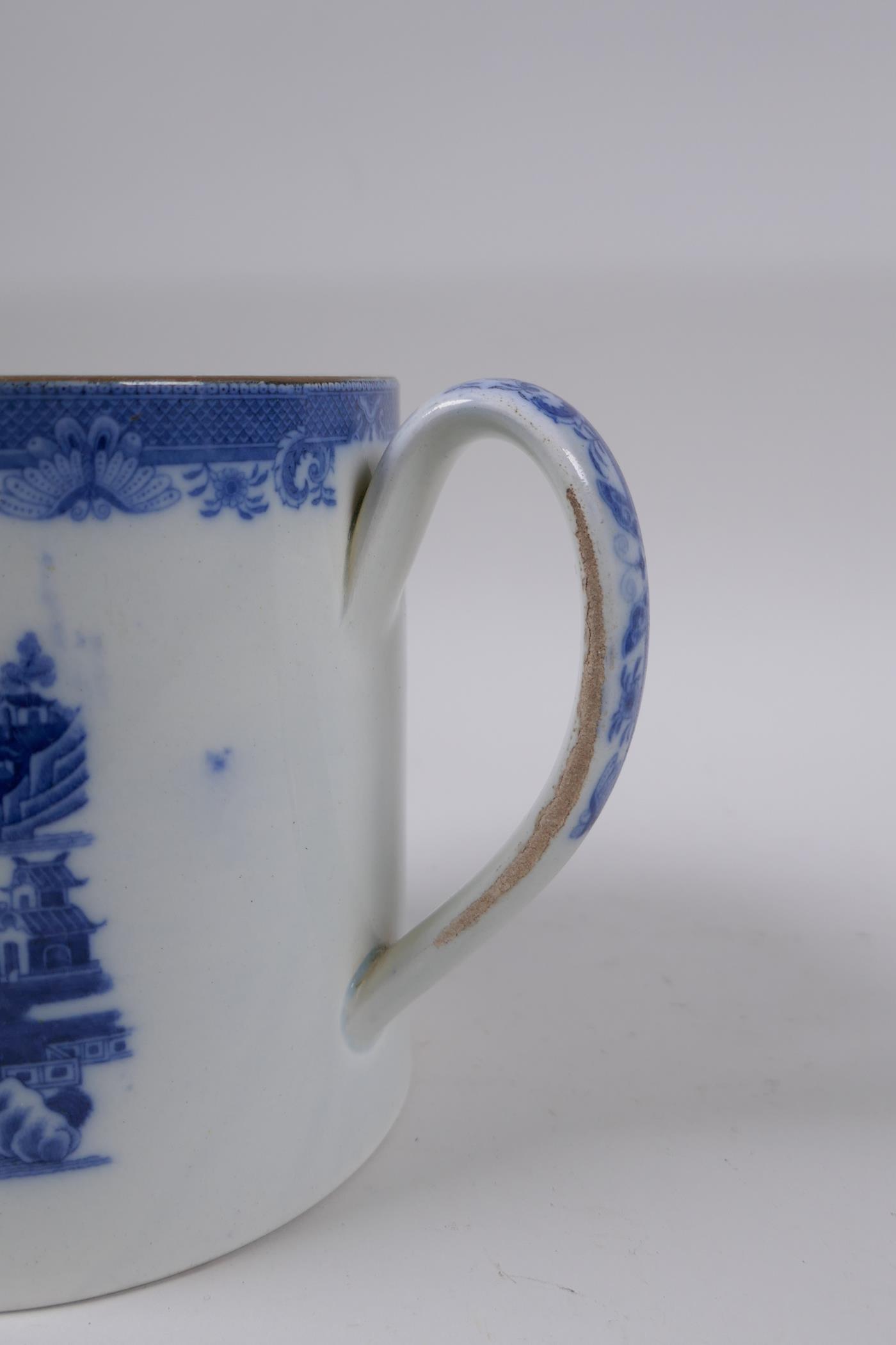 A C19th blue and white pearlware tankard decorated with a Willow style pattern, 13cm high x 13cm - Image 7 of 8