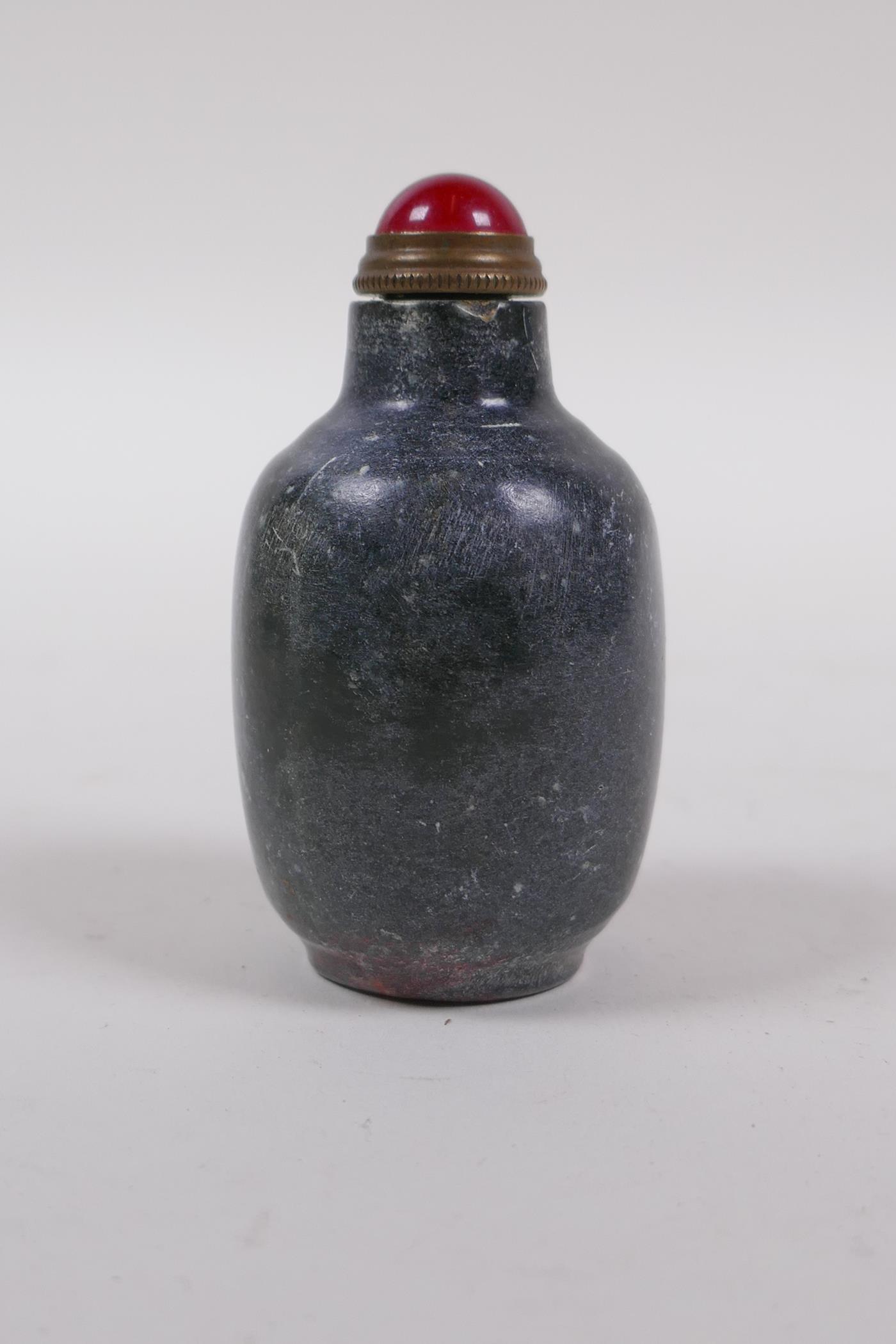 A Chinese mottled hardstone snuff bottle with chased and gilt character inscription, mark to base, - Image 4 of 5