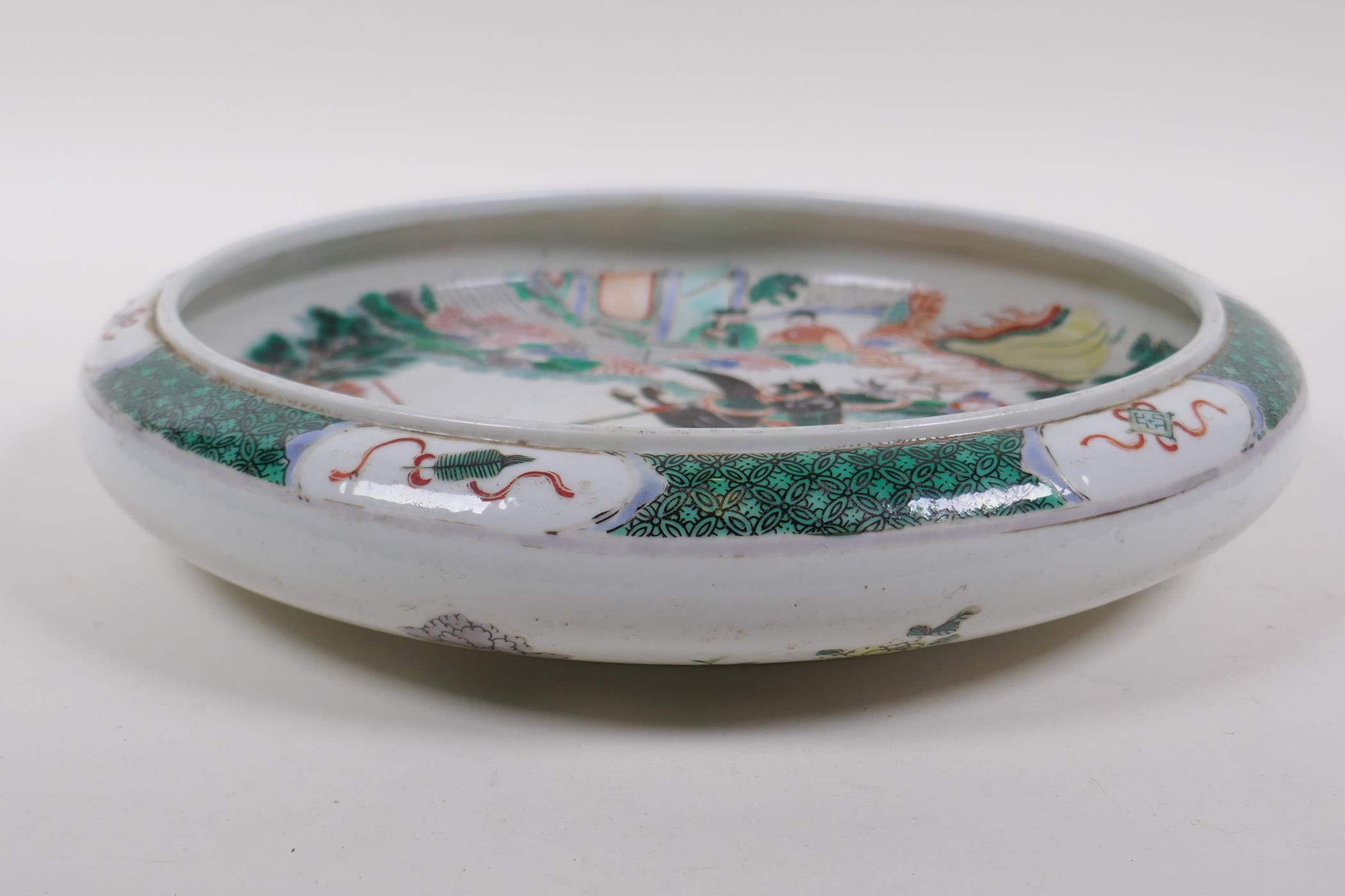 A famille vert porcelain charger with rolled rim, decorated with warriors on horseback, Chinese - Image 3 of 5