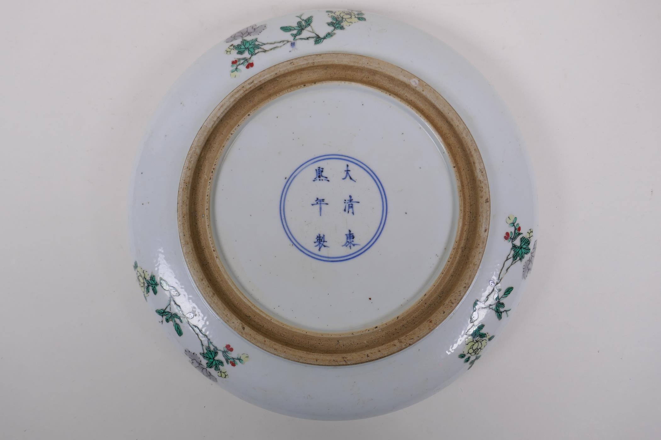 A famille vert porcelain charger with rolled rim, decorated with warriors on horseback, Chinese - Image 4 of 5