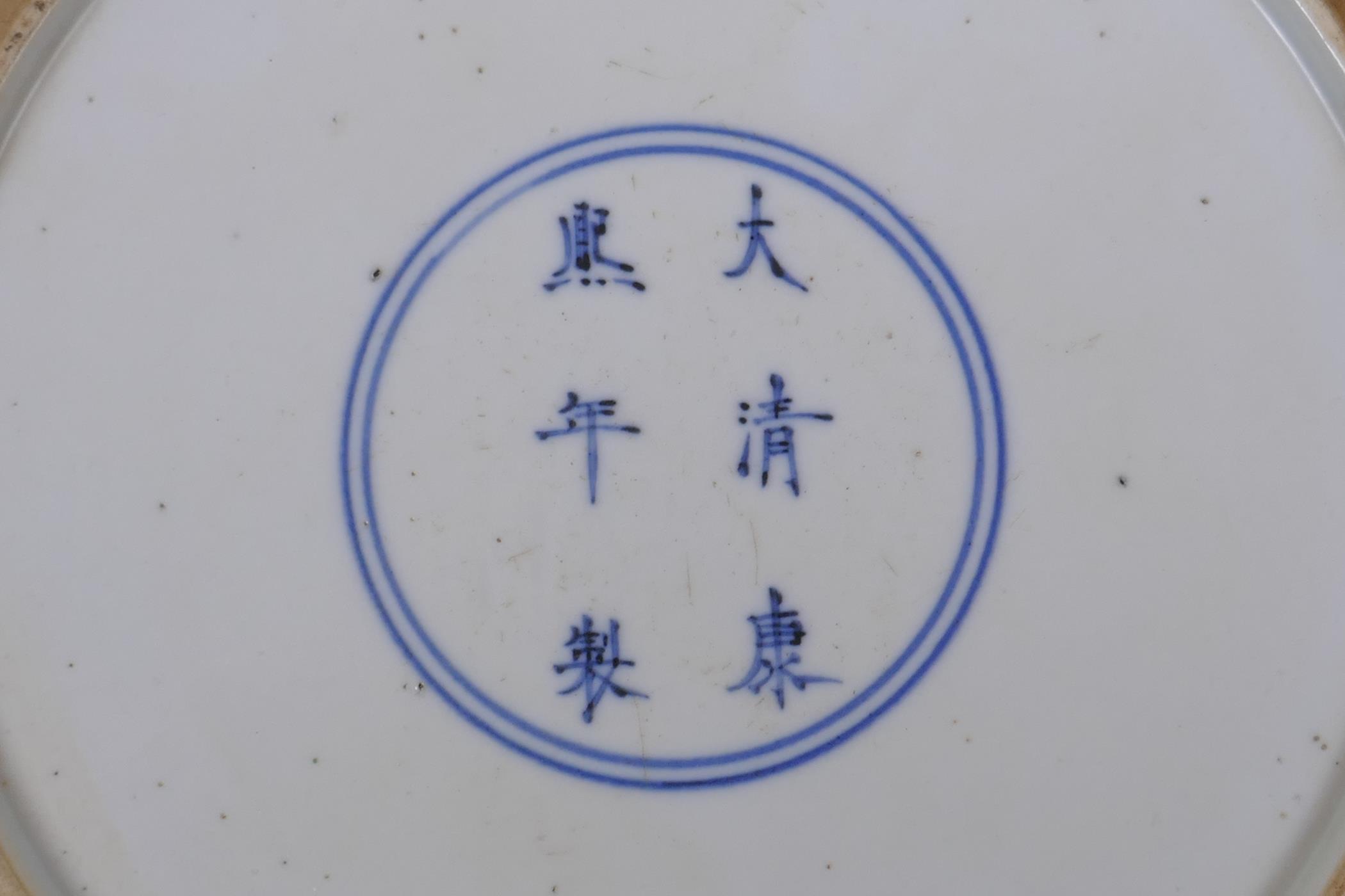 A famille vert porcelain charger with rolled rim, decorated with warriors on horseback, Chinese - Image 5 of 5