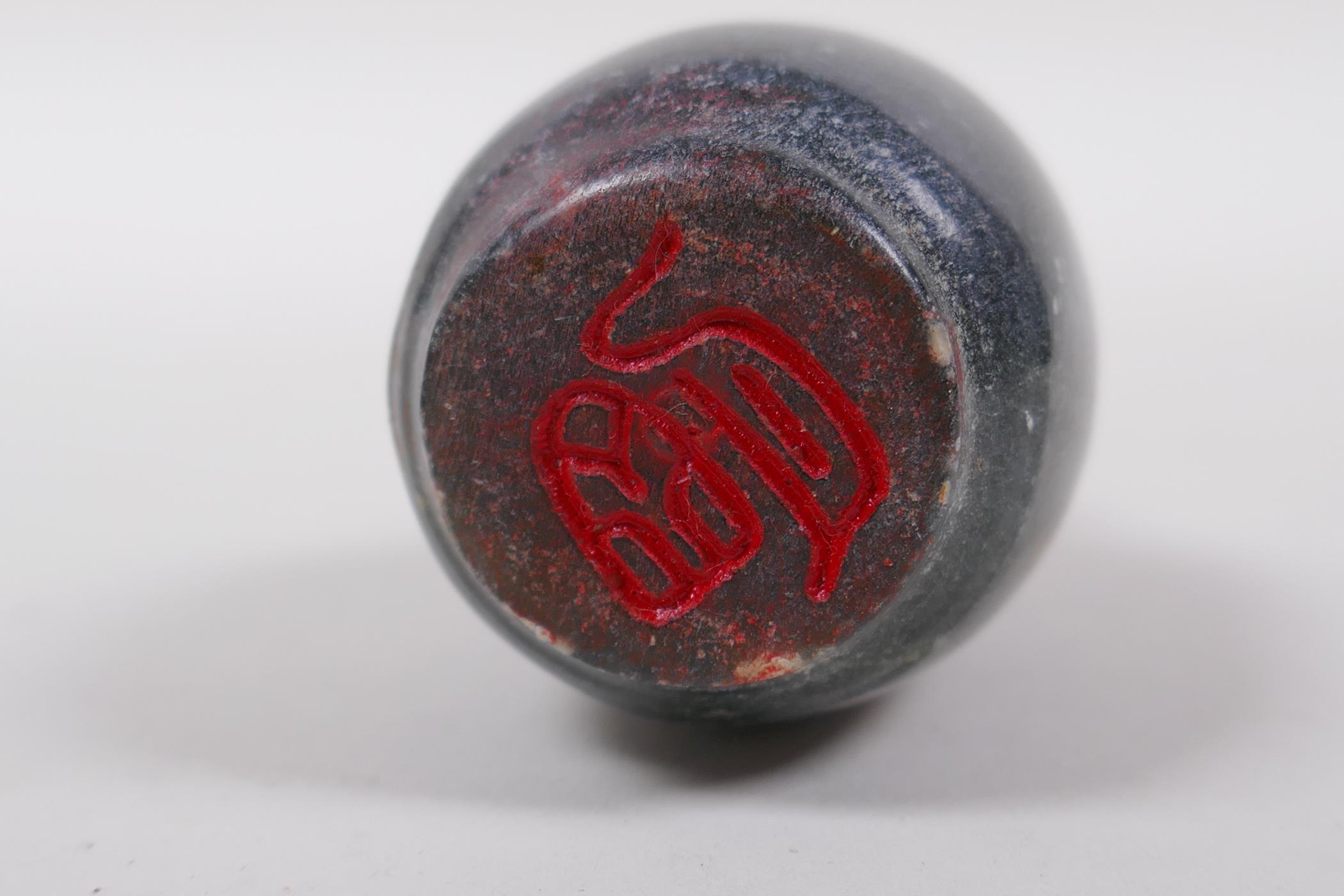 A Chinese mottled hardstone snuff bottle with chased and gilt character inscription, mark to base, - Image 5 of 5