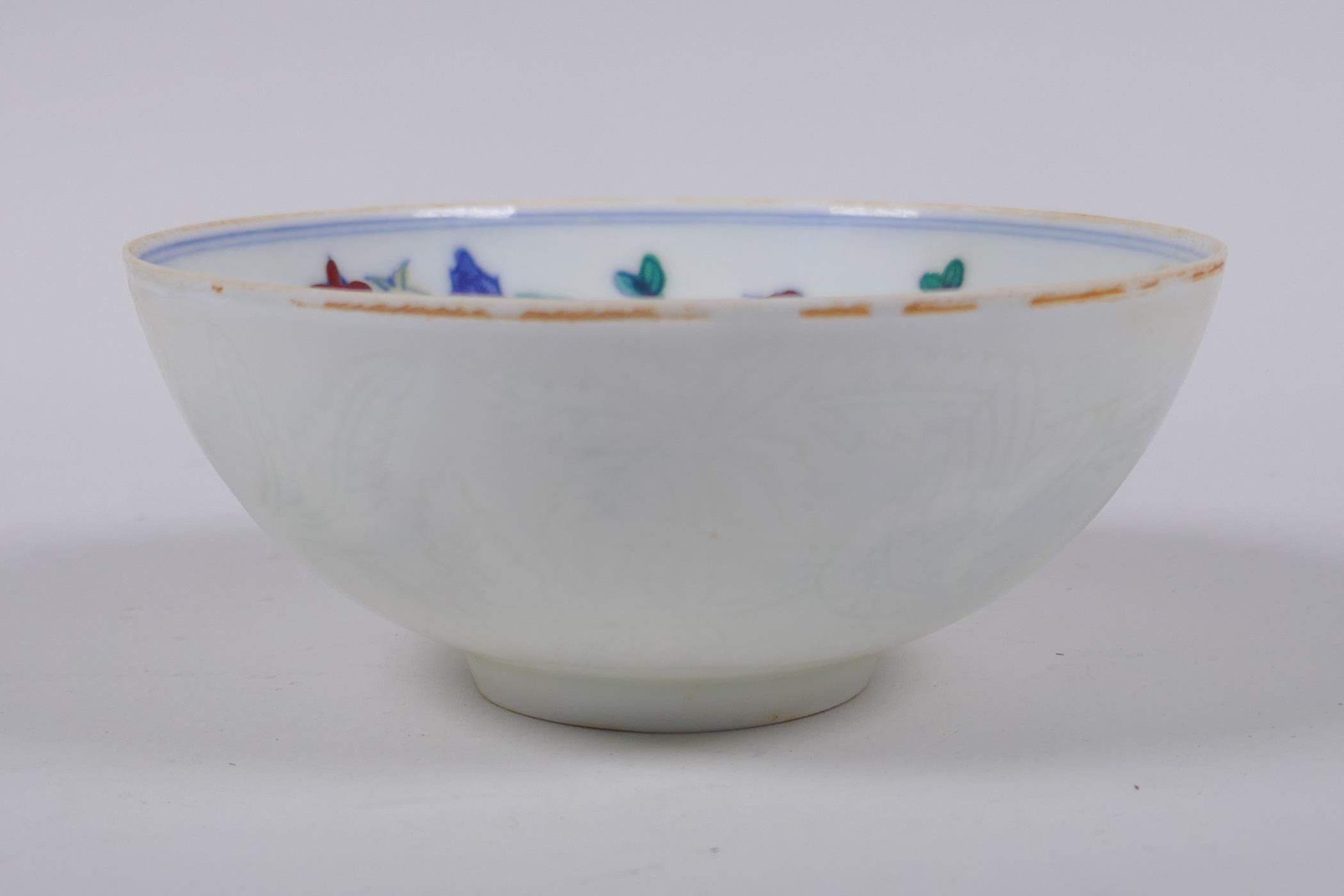 A Doucai porcelain rice bowl with chicken decoration to the interior and incised bird and berry - Image 2 of 5