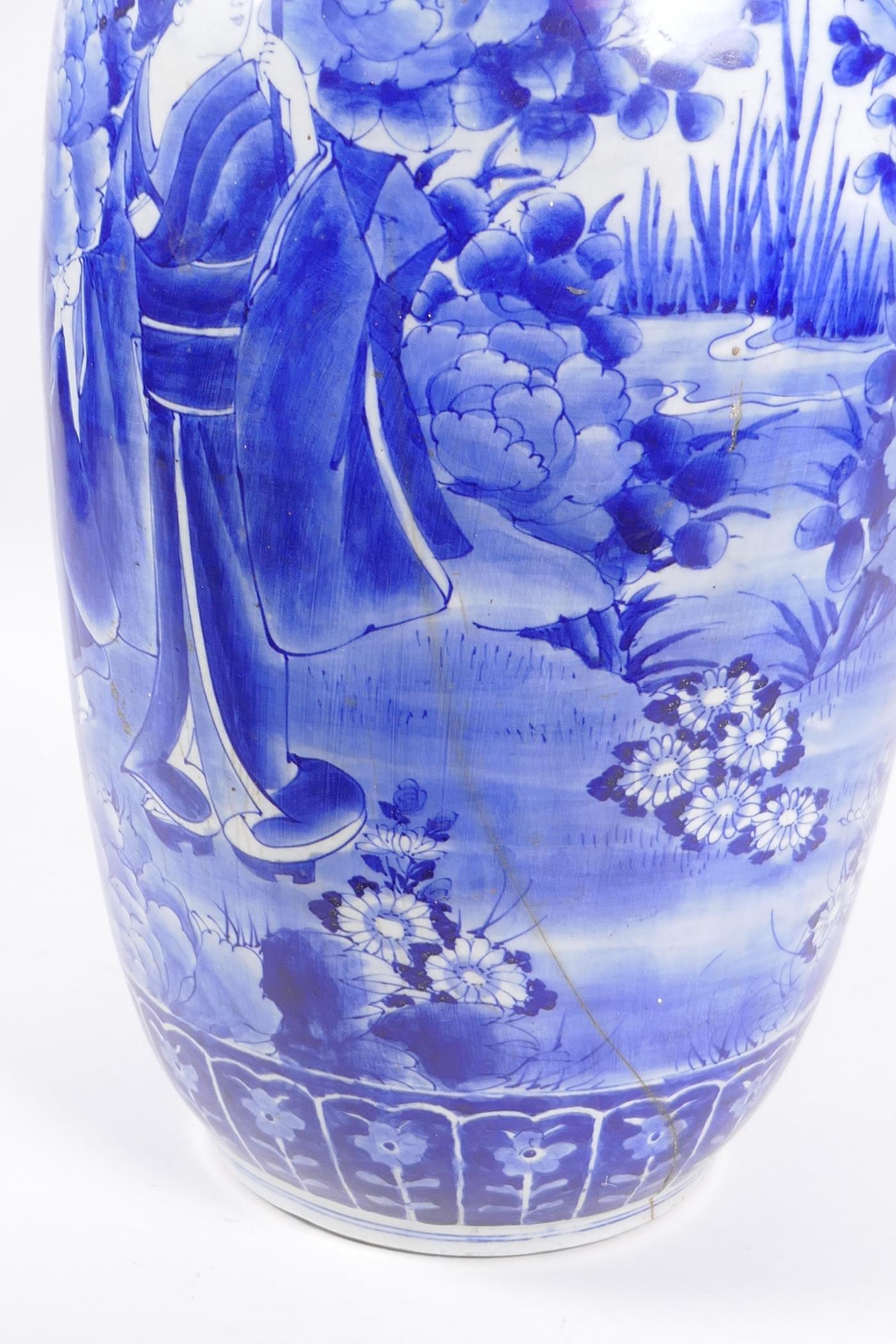 A Japanese Meiji period blue and white porcelain vase with a frilled rim, decorated with geisha - Image 6 of 7