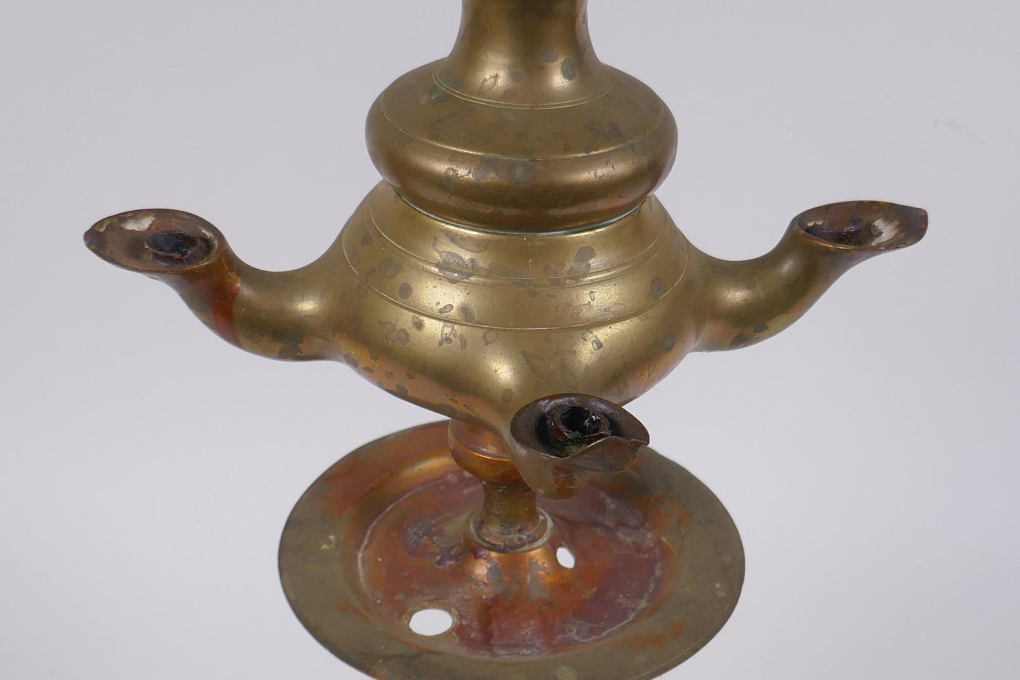 An antique brass four spout whale oil lamp, 65cm high - Image 4 of 4