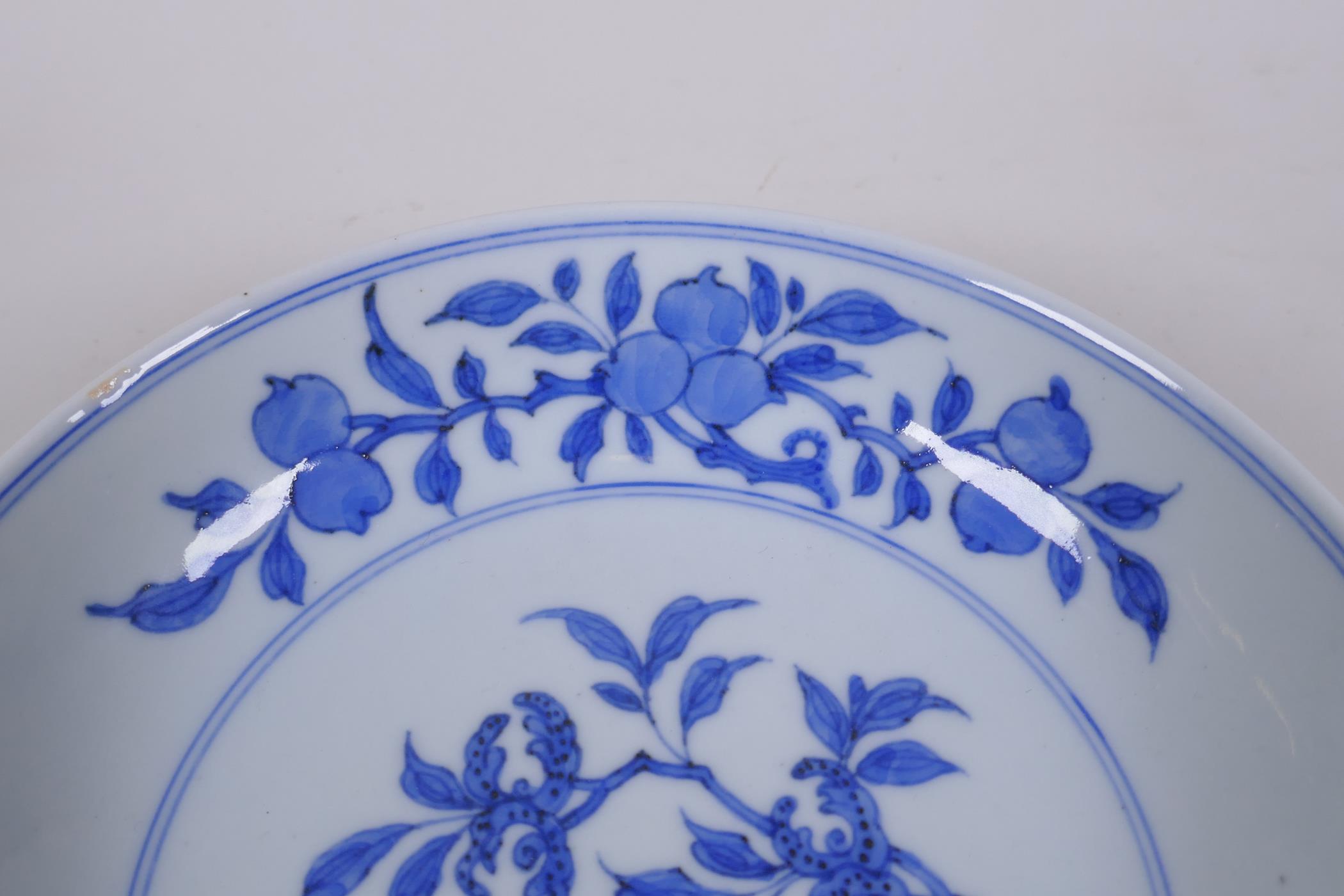 A C19th Chinese blue and white porcelain dish decorated with peaches, pomegranates and Buddha's hand - Image 4 of 5