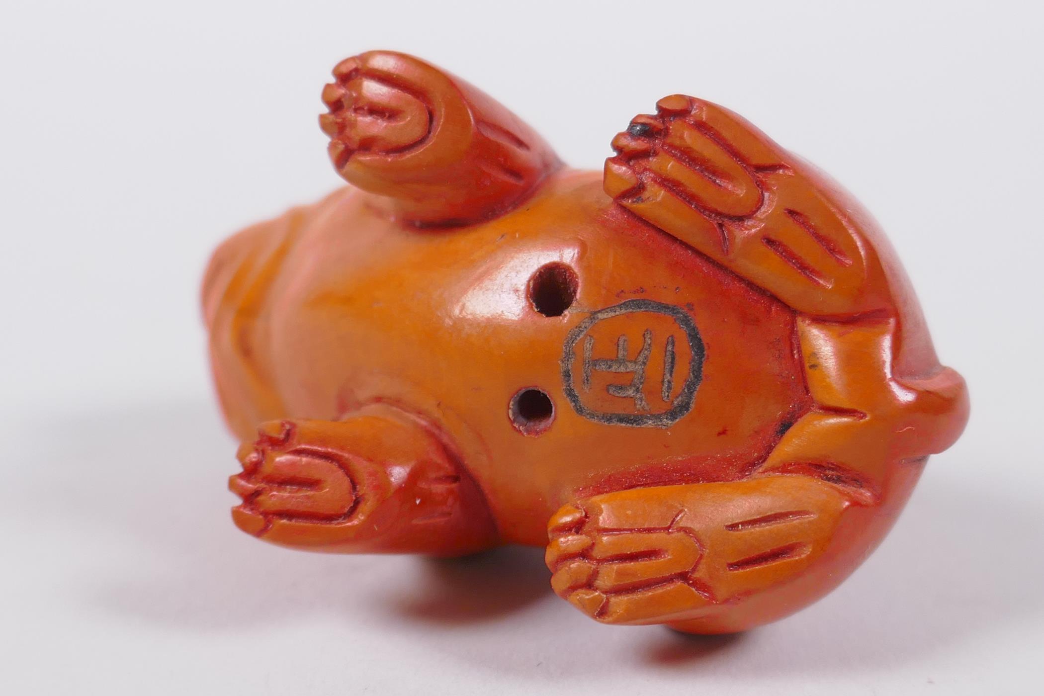 A Japanese carved boxwood netsuke in the form of a puppy, mark to base, 6cm long - Image 4 of 4