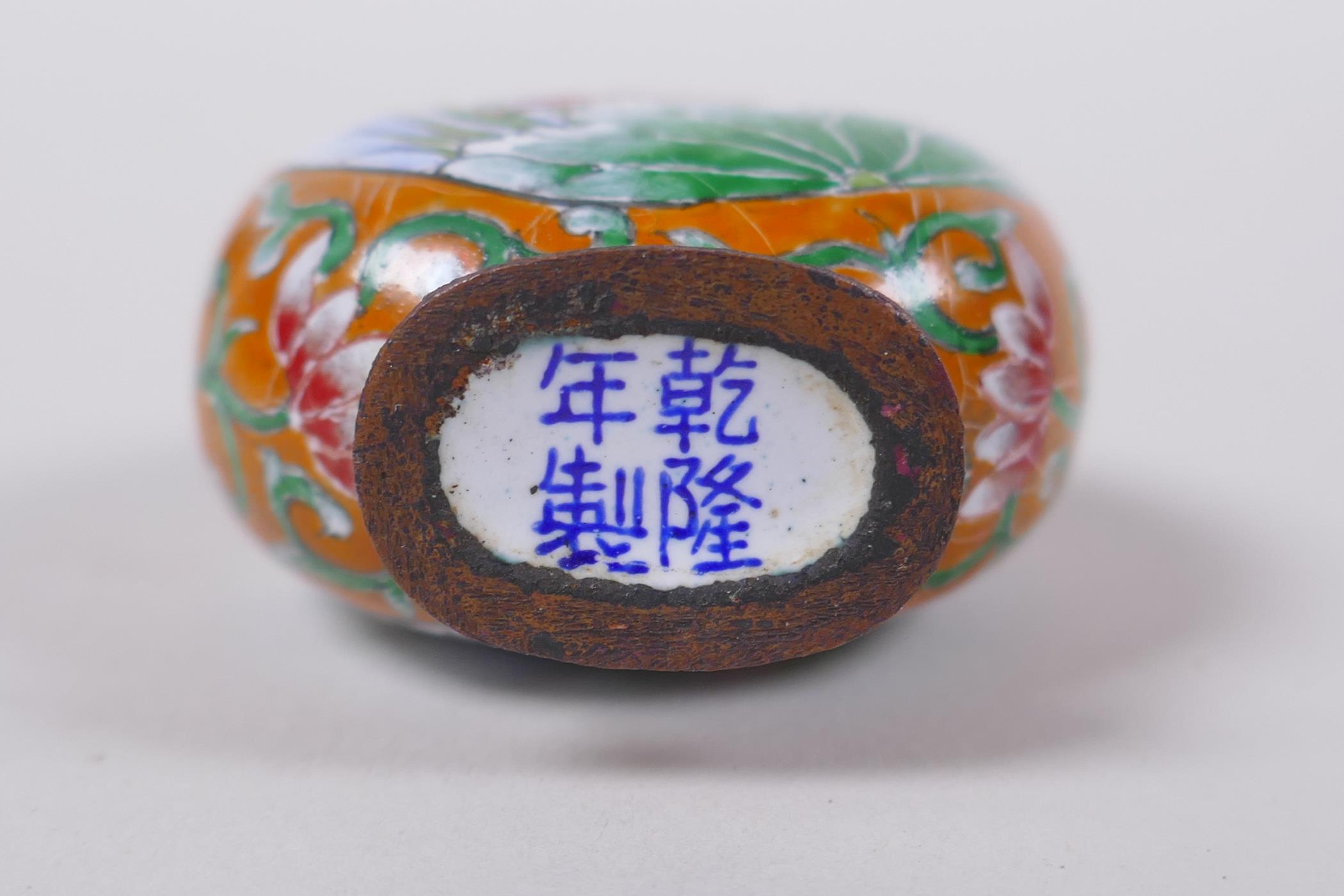 A Chinese enamel snuff bottle decorated with birds and flowers, 4 character mark to base, 5cm high - Image 4 of 4