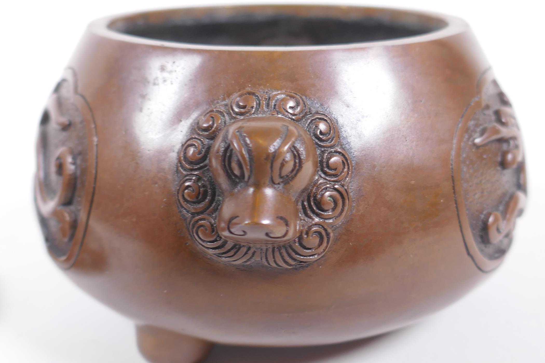 A Chinese bronze censer and cover with two lion mask handles and stylised decorative dragon - Image 5 of 6