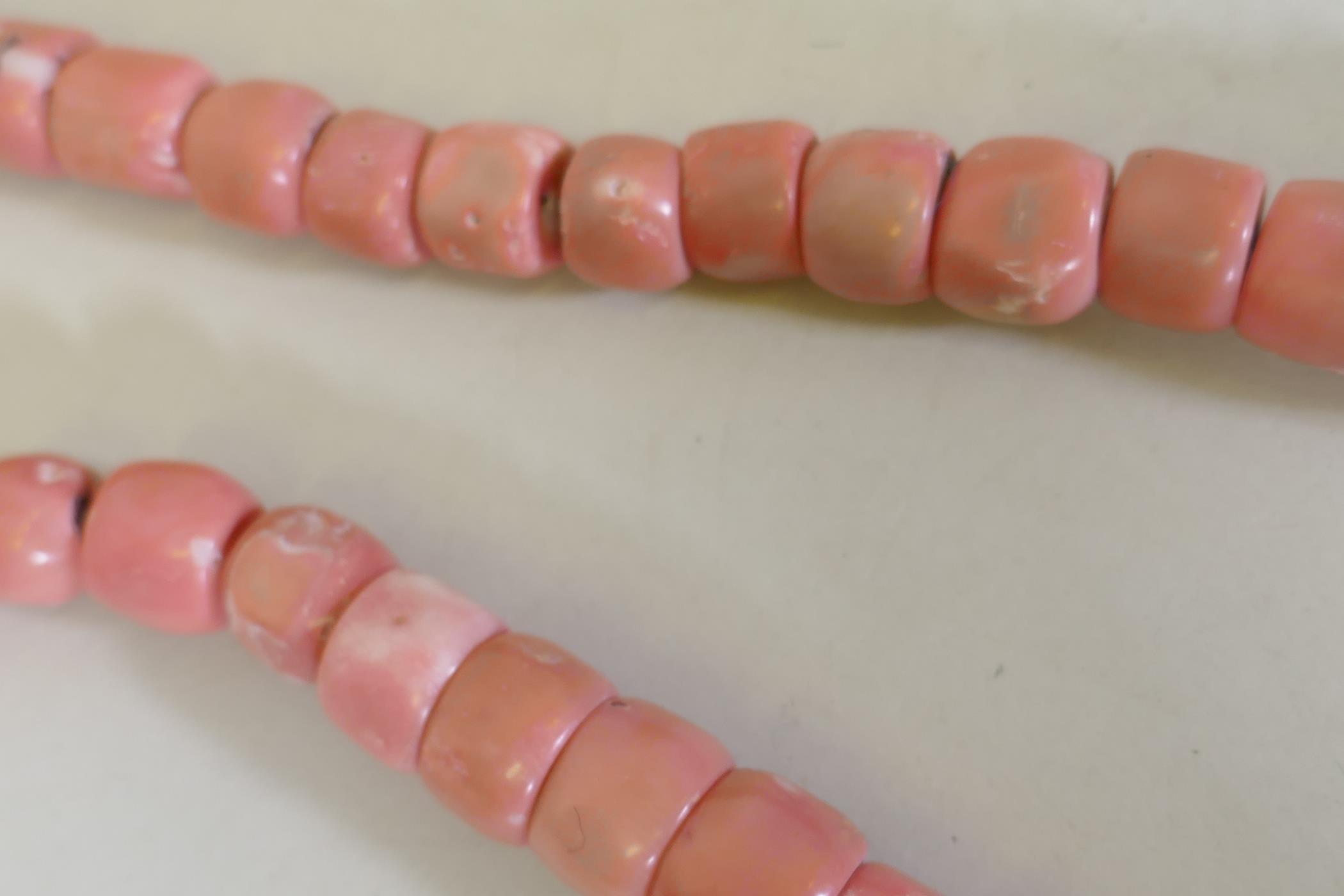 A graduated coral bead necklace, largest bead 2 x 2.5cm - Image 4 of 4