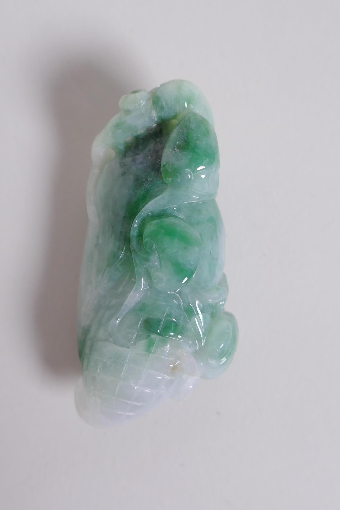 A bi colour jade bead bracelet and a Chinese carved mottled jade pendant in the form of a corn - Image 2 of 4