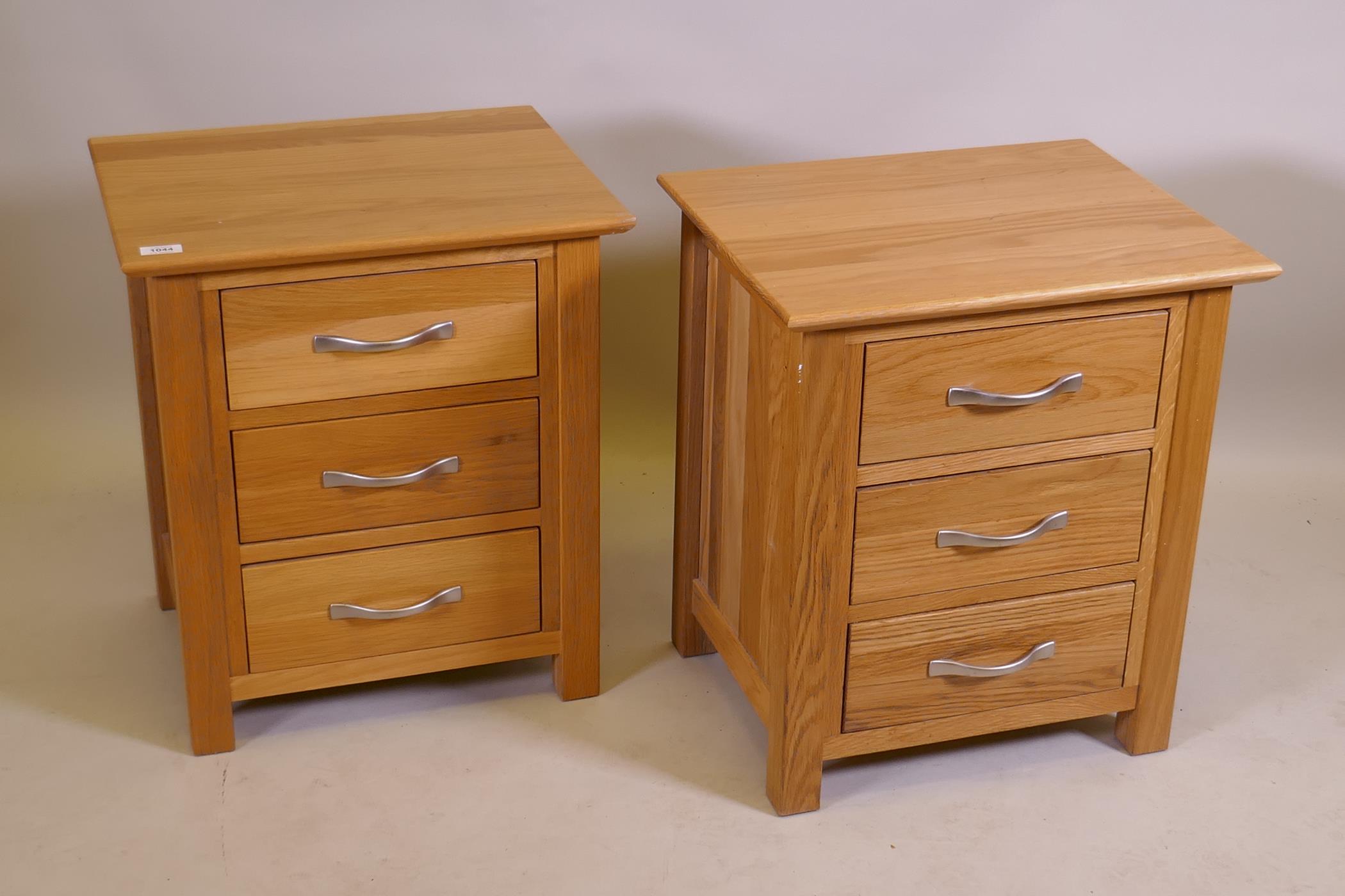 A pair of oak three drawer bedside chests, 50 x 40 x 57cm - Image 2 of 2